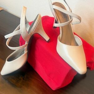 Life Stride Nude Kalee elastic crossover straps. NWOT tiny scuff on heel sz 10 W
